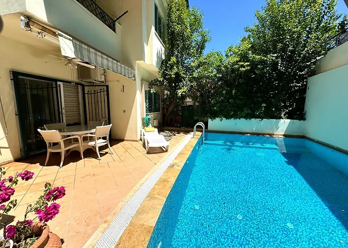 Marmaris\'Te Oezel Havuzlu Doga Manzarali Villa